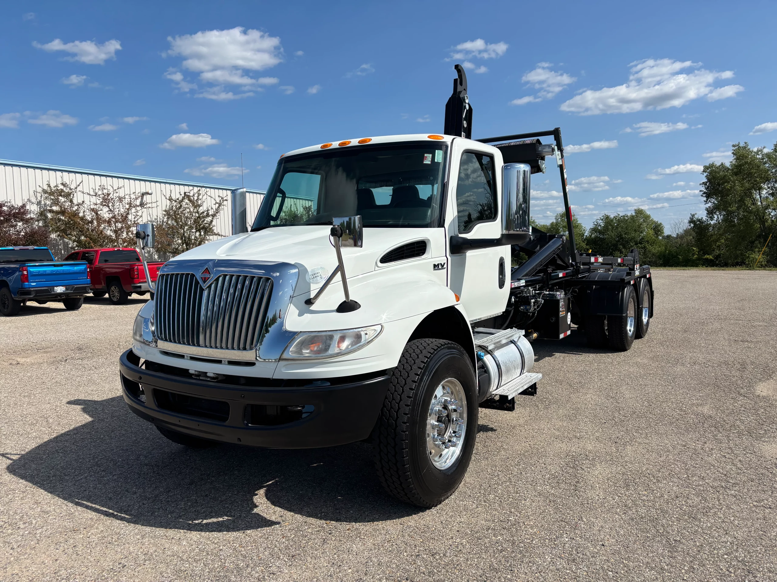 Used 2021 International Mv Hooklift Truck USED 2021 International MV Hooklift Truck - image 3 of 6