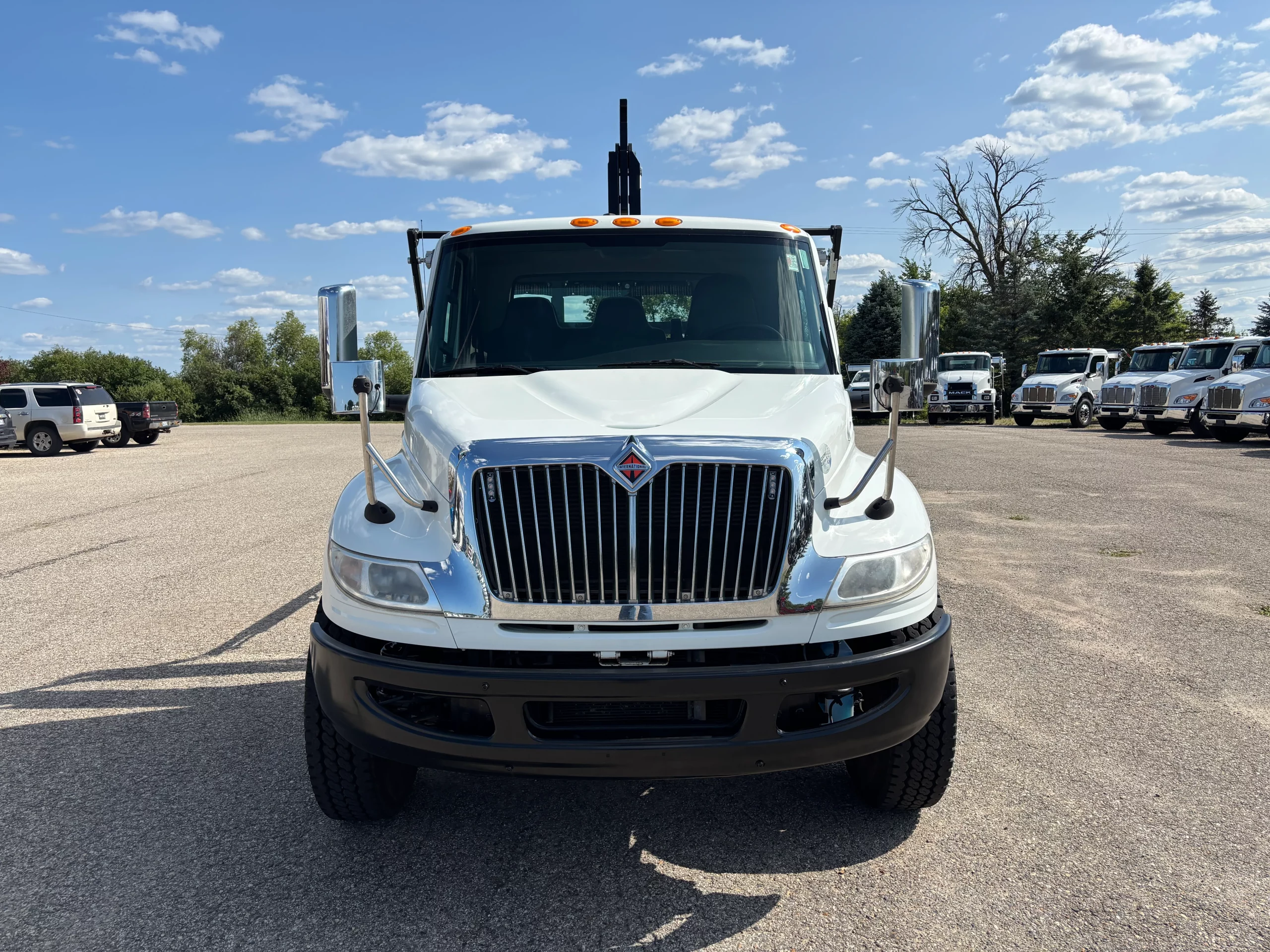 Used 2021 International Mv Hooklift Truck USED 2021 International MV Hooklift Truck - image 2 of 6