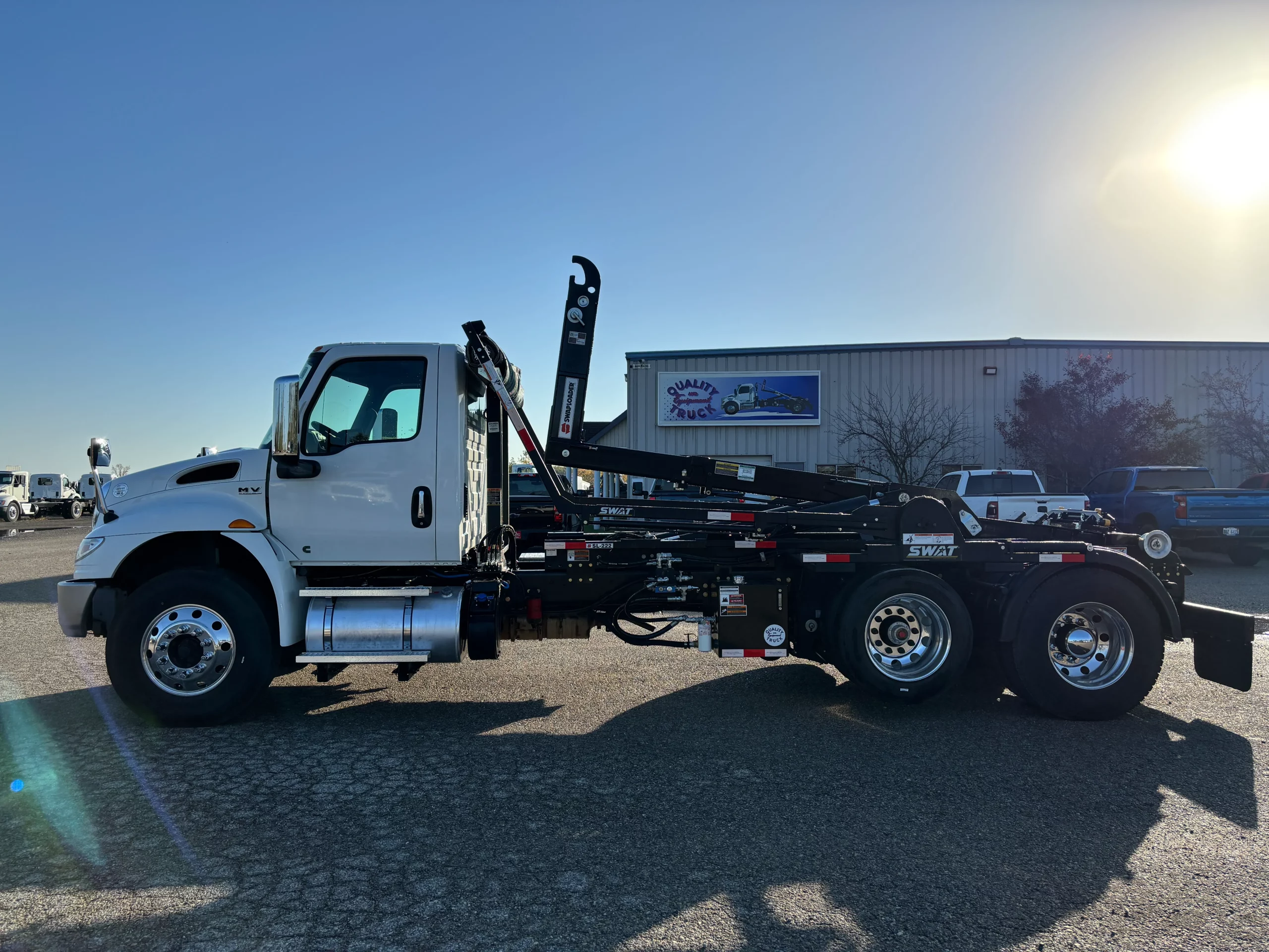 Used 2019 International Mv Hooklift Truck USED 2019 International MV Hooklift Truck - image 5 of 6