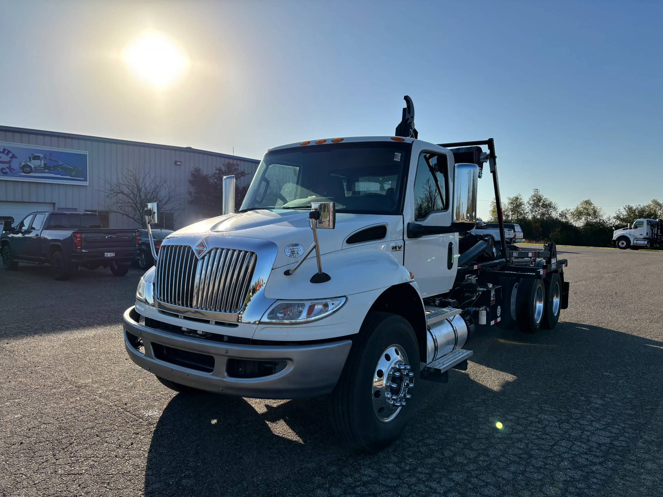 Used 2019 International Mv Hooklift Truck USED 2019 International MV Hooklift Truck - image 3 of 6