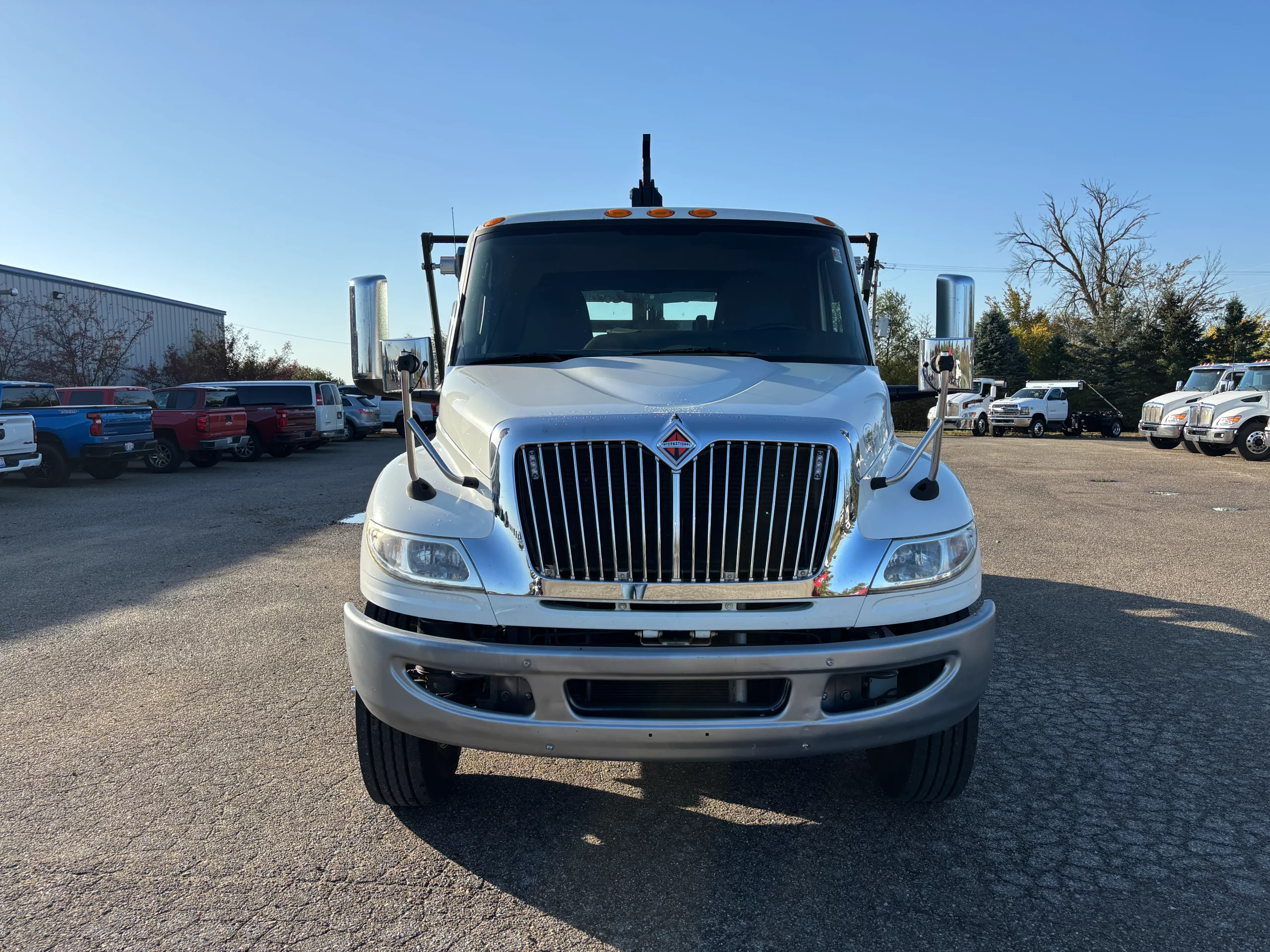 Used 2019 International Mv Hooklift Truck USED 2019 International MV Hooklift Truck - image 2 of 6