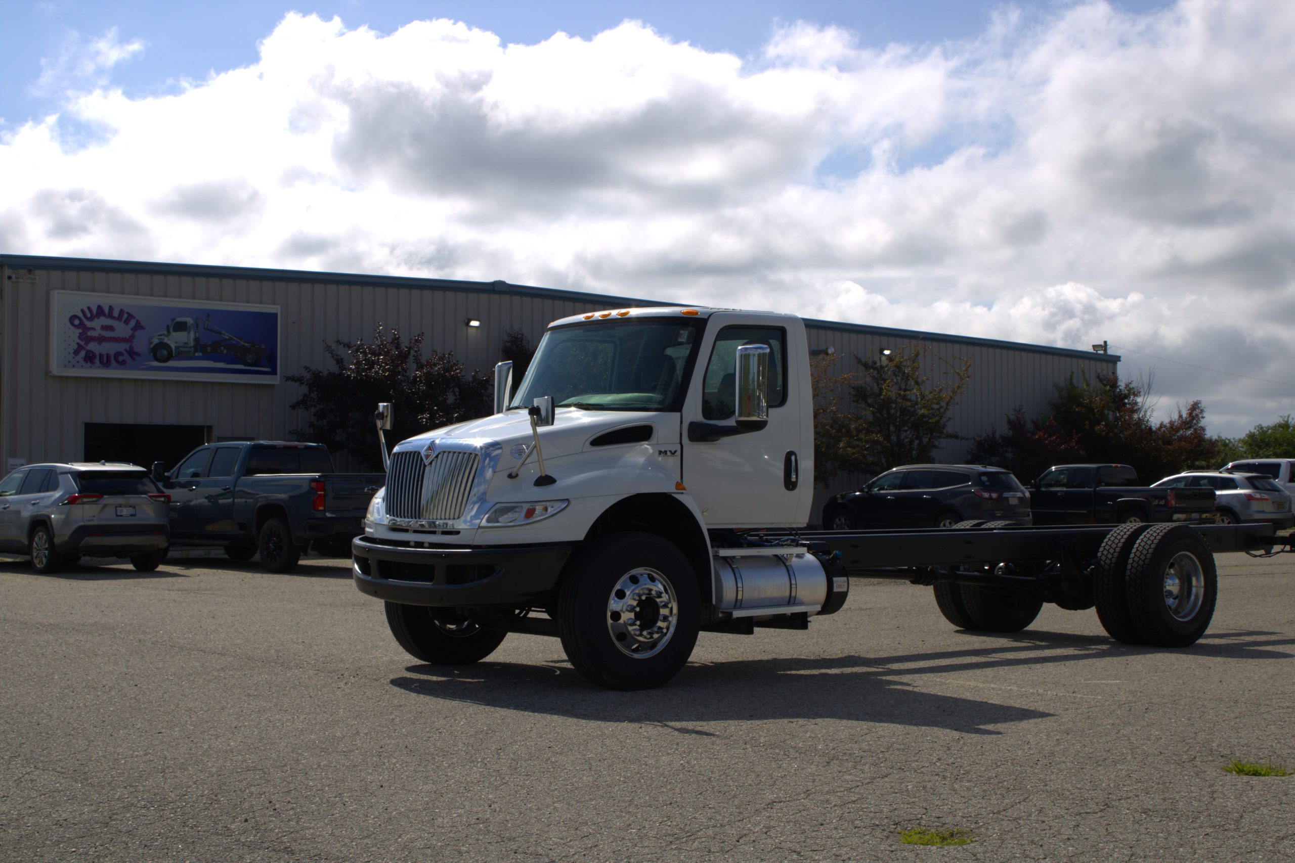 Used 2019 International Mv Hooklift Truck USED 2019 International MV Hooklift Truck - image 2 of 6