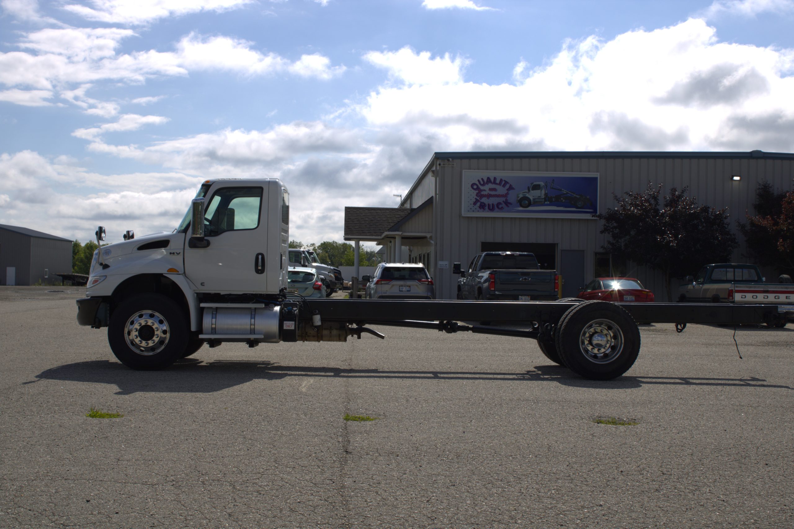 Used 2019 International Mv Hooklift Truck USED 2019 International MV Hooklift Truck - image 4 of 6
