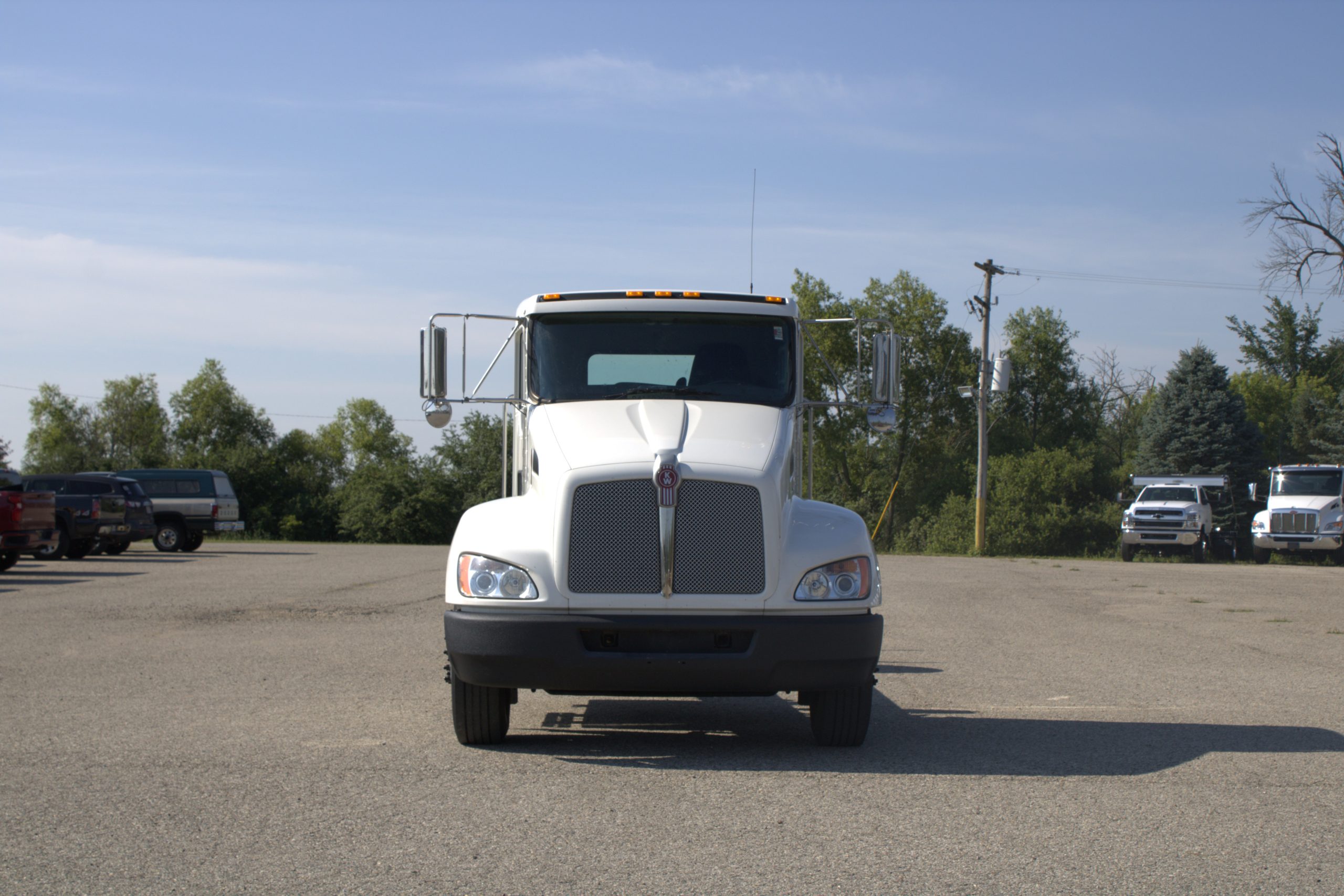 Used 2019 Kenworth T370 Hooklift Truck USED 2019 Kenworth T370 Hooklift Truck - image 2 of 6