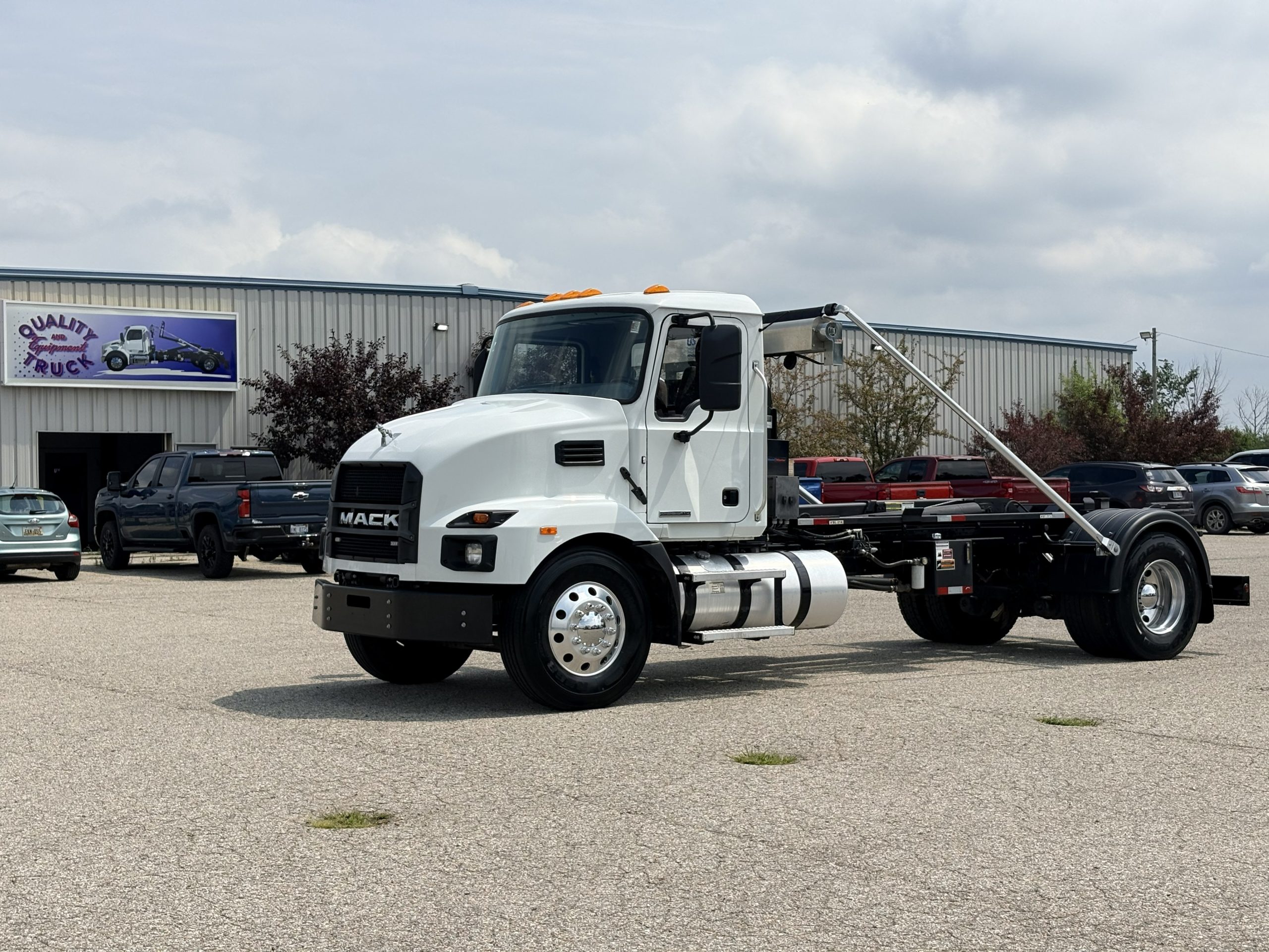 Used 2024 Mack Md6 Hooklift Truck USED 2024 Mack MD6 Hooklift Truck - image 3 of 6