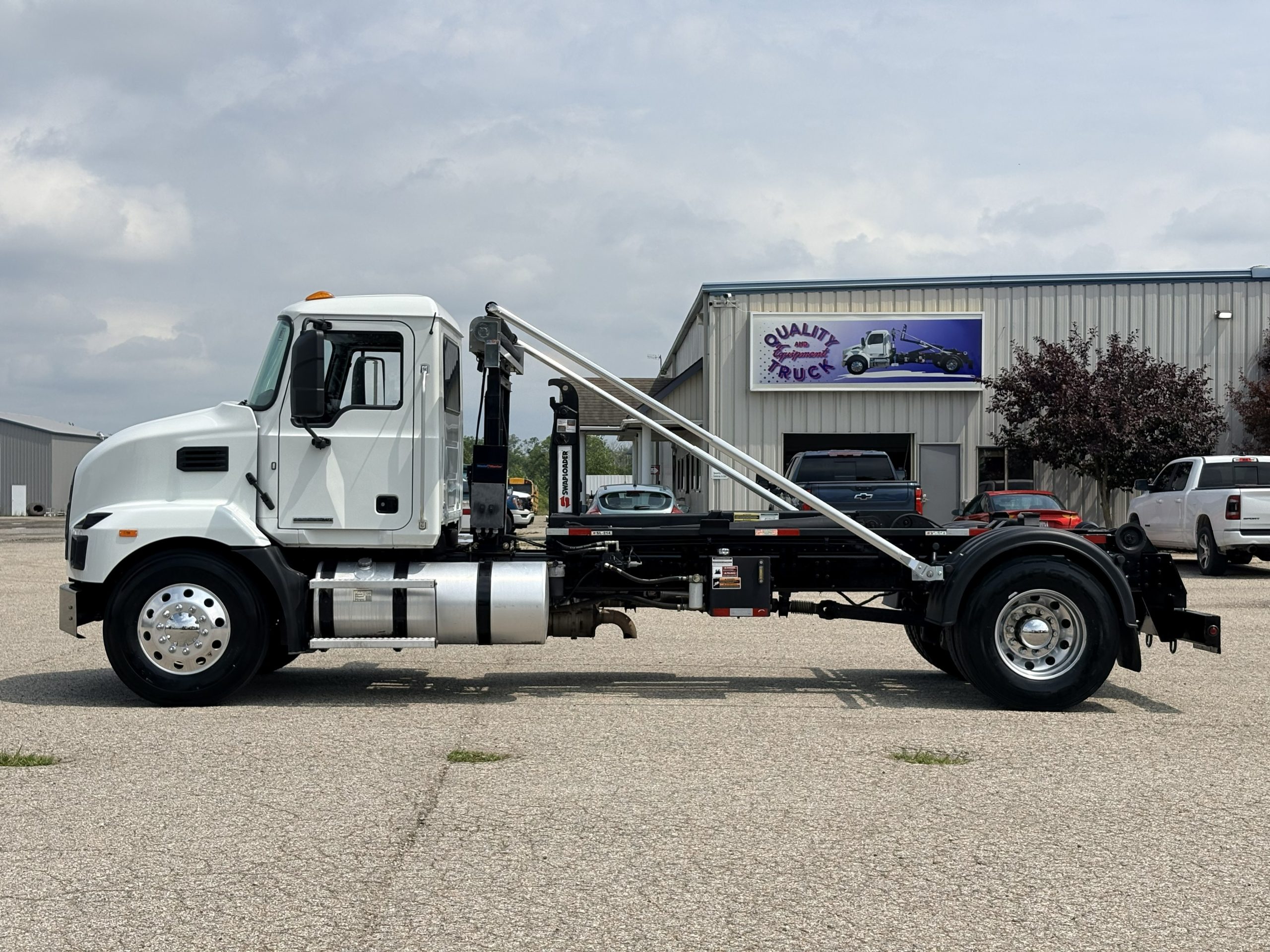 Used 2024 Mack Md6 Hooklift Truck USED 2024 Mack MD6 Hooklift Truck - image 5 of 6