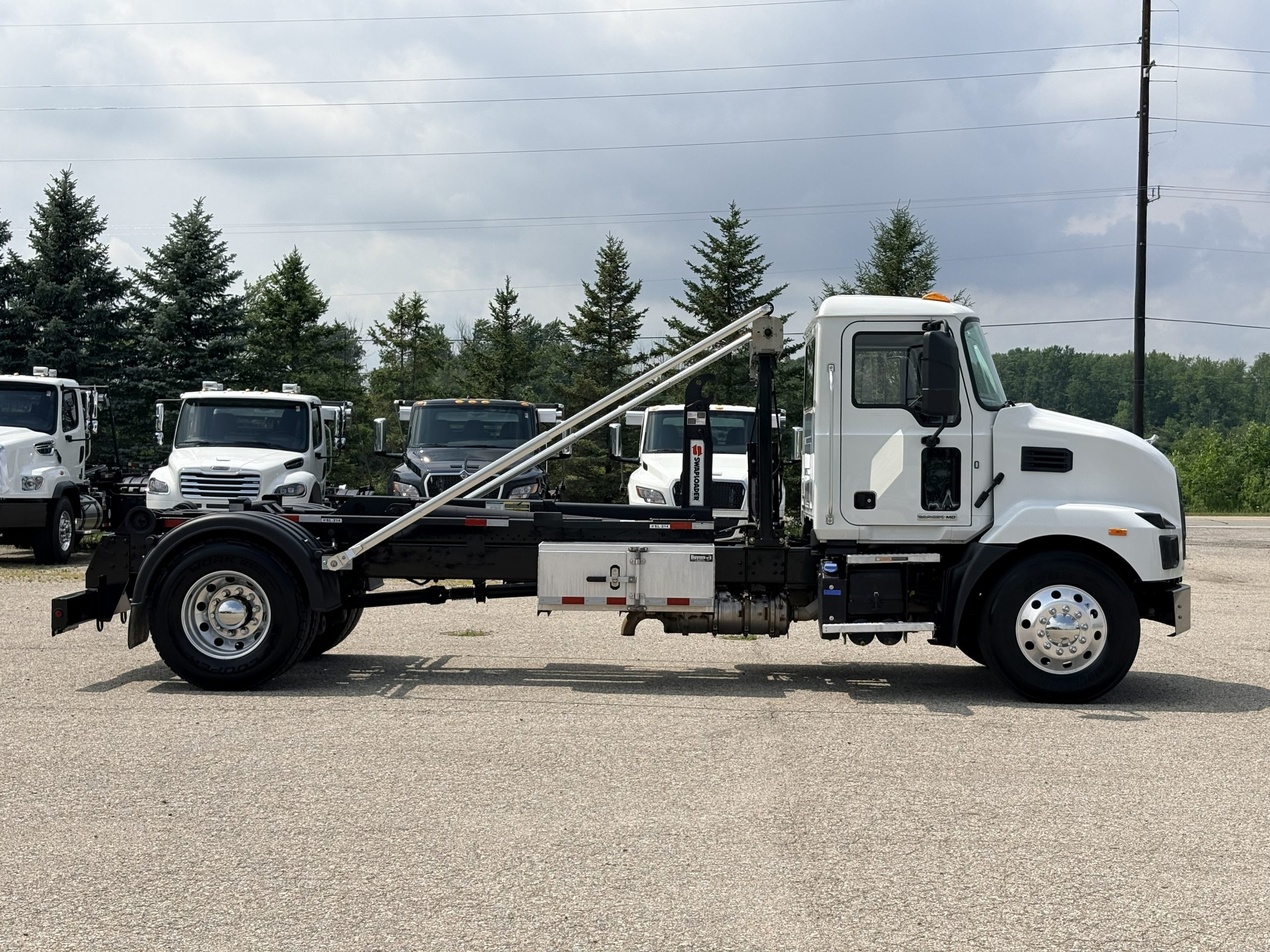 Used 2024 Mack Md6 Hooklift Truck USED 2024 Mack MD6 Hooklift Truck - image 4 of 6