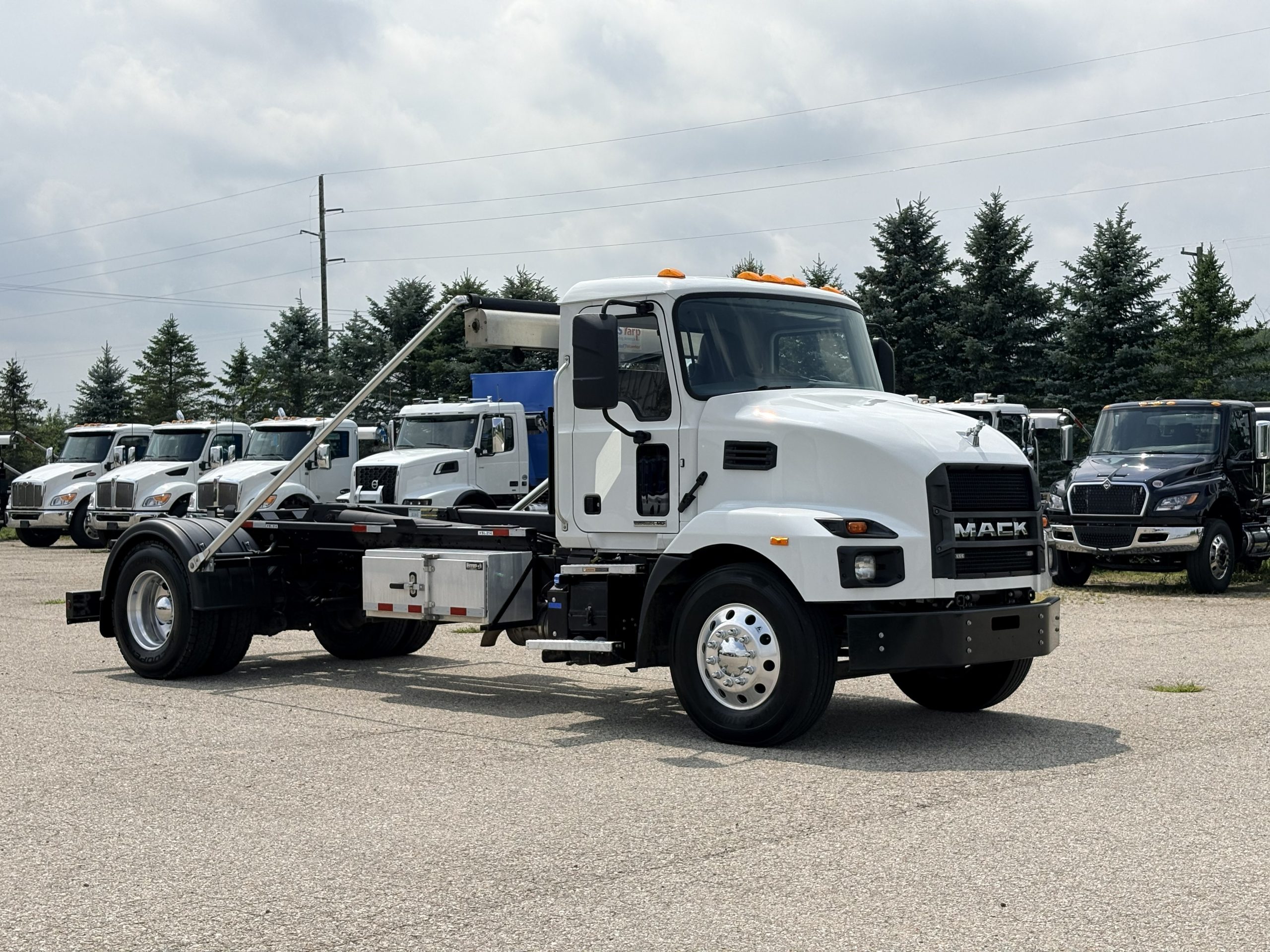 Used 2024 Mack Md6 Hooklift Truck USED 2024 Mack MD6 Hooklift Truck - image 1 of 6