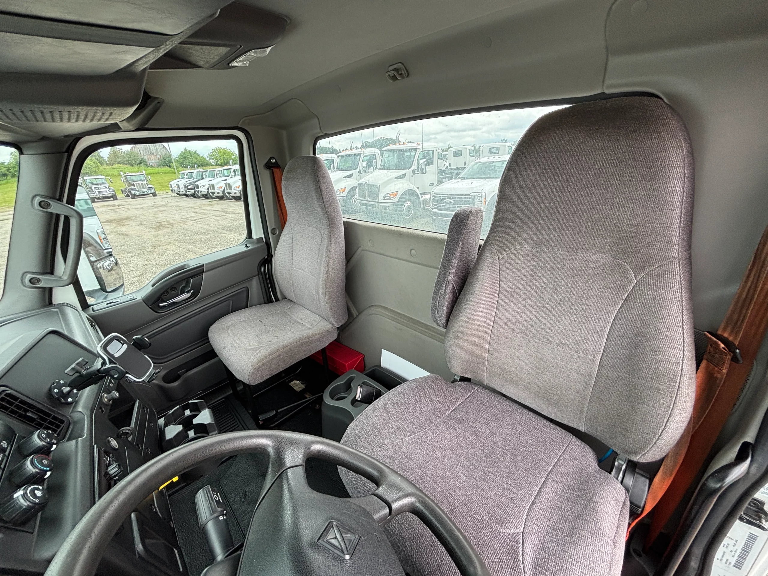 Used 2019 International Mv Hooklift Truck Used 2019 International MV Hooklift Truck - image 6 of 6