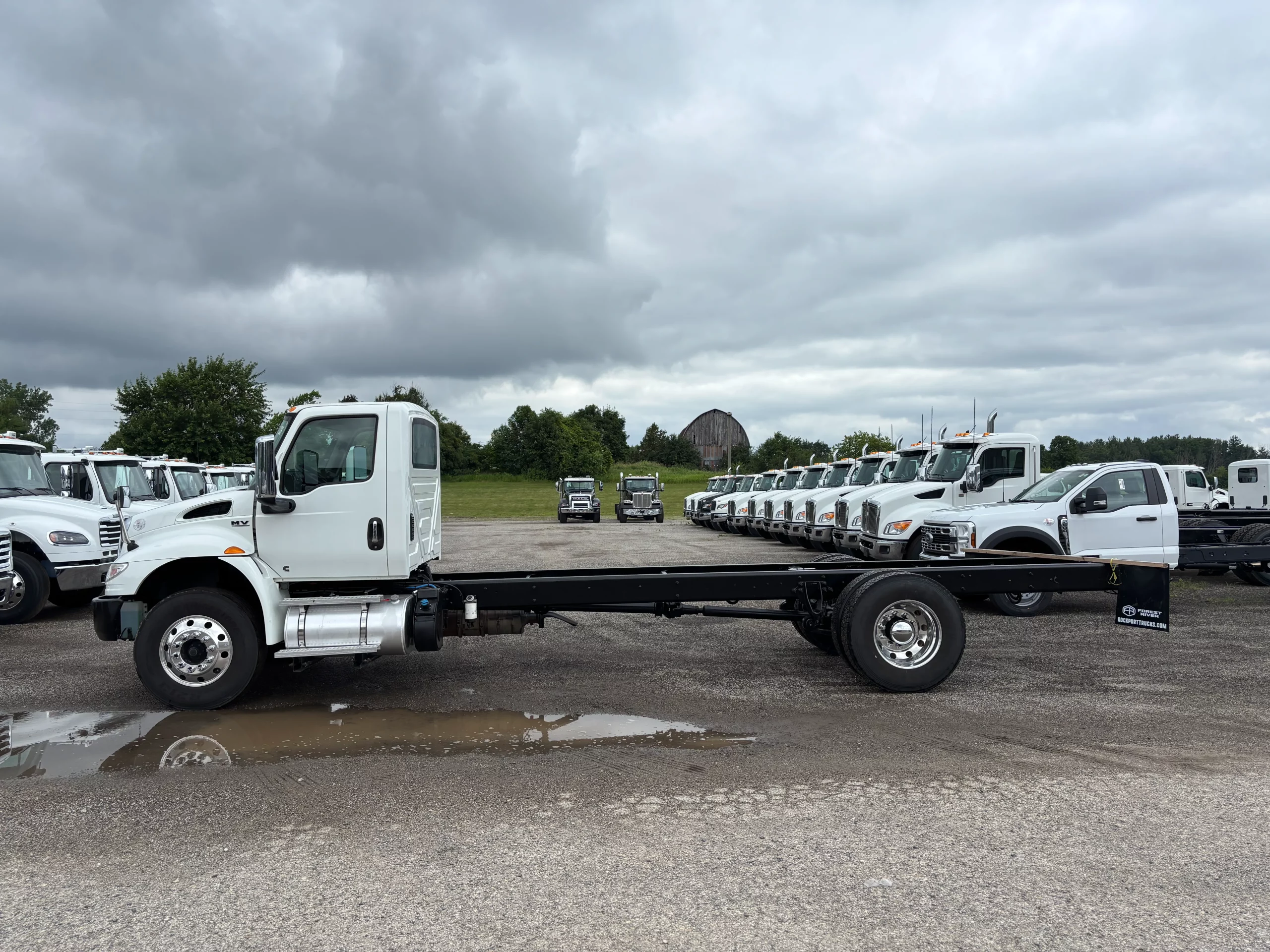 Used 2019 International Mv Hooklift Truck Used 2019 International MV Hooklift Truck - image 5 of 6
