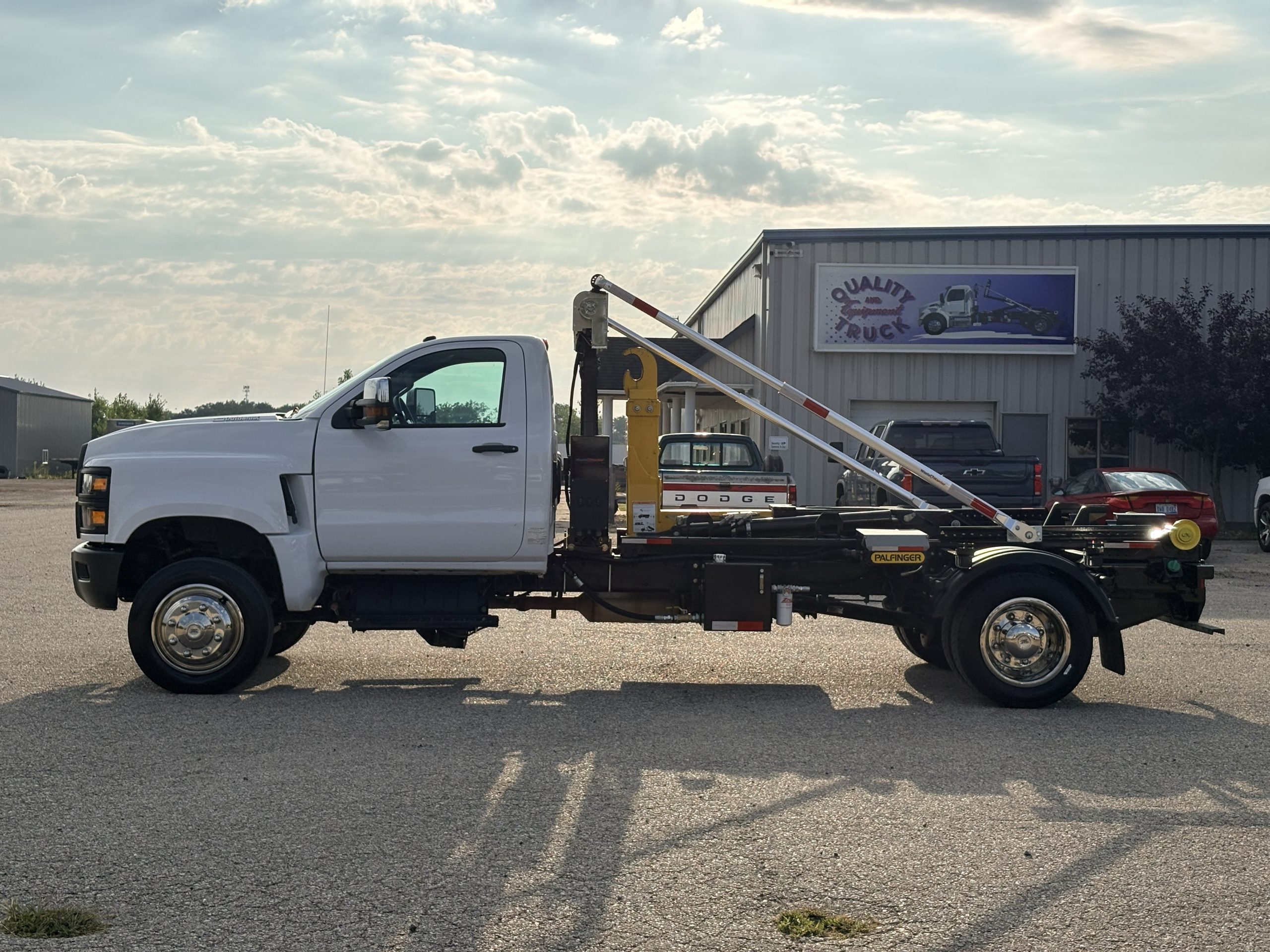 Used 2022 Chevy 4X4 6500 Hooklift Truck USED 2022 Chevy 4X4 6500 Hooklift Truck - image 5 of 6