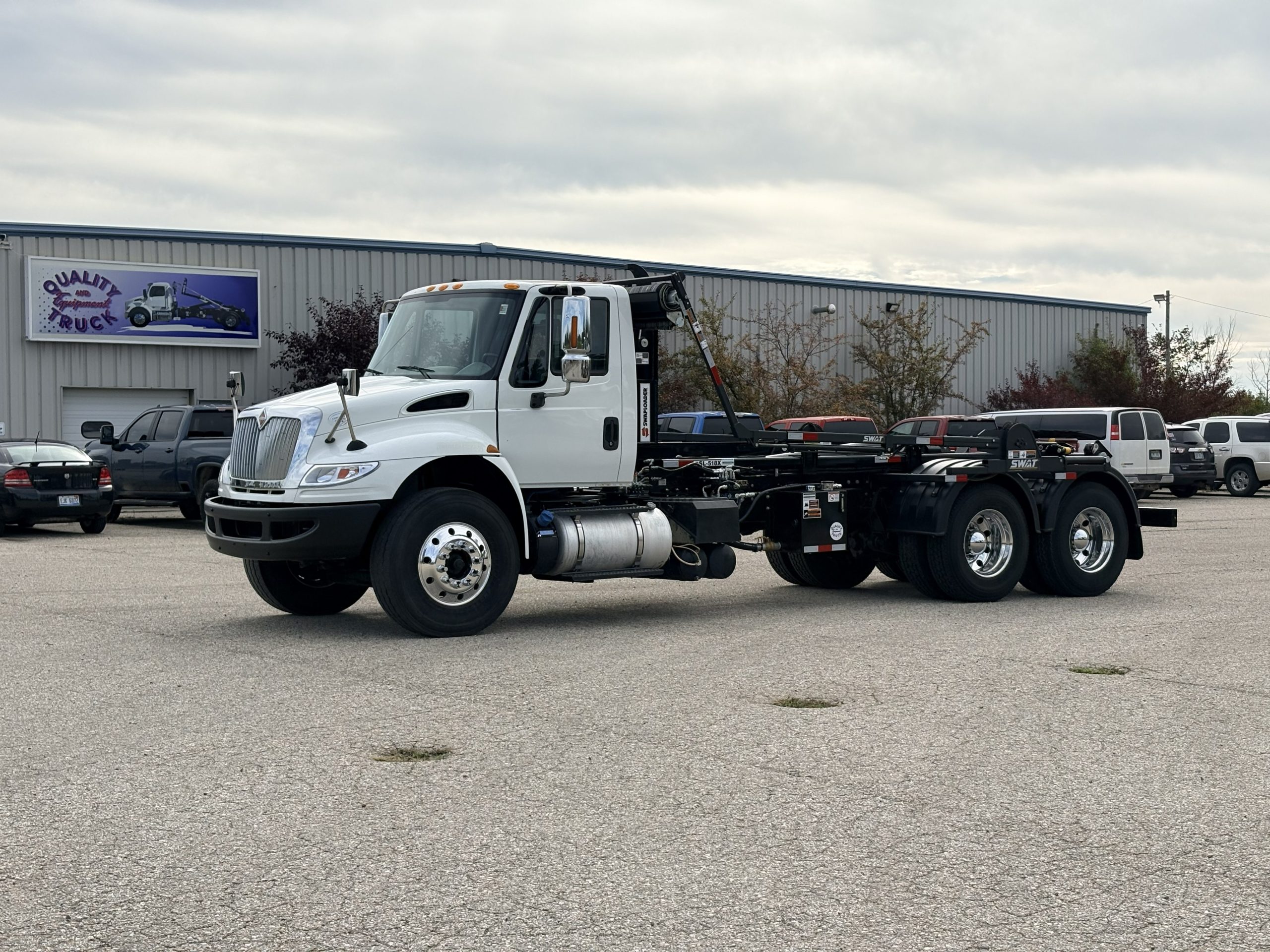 Used 2018 International 4400 Hooklift Truck USED 2018 International 4400 Hooklift Truck - image 3 of 6