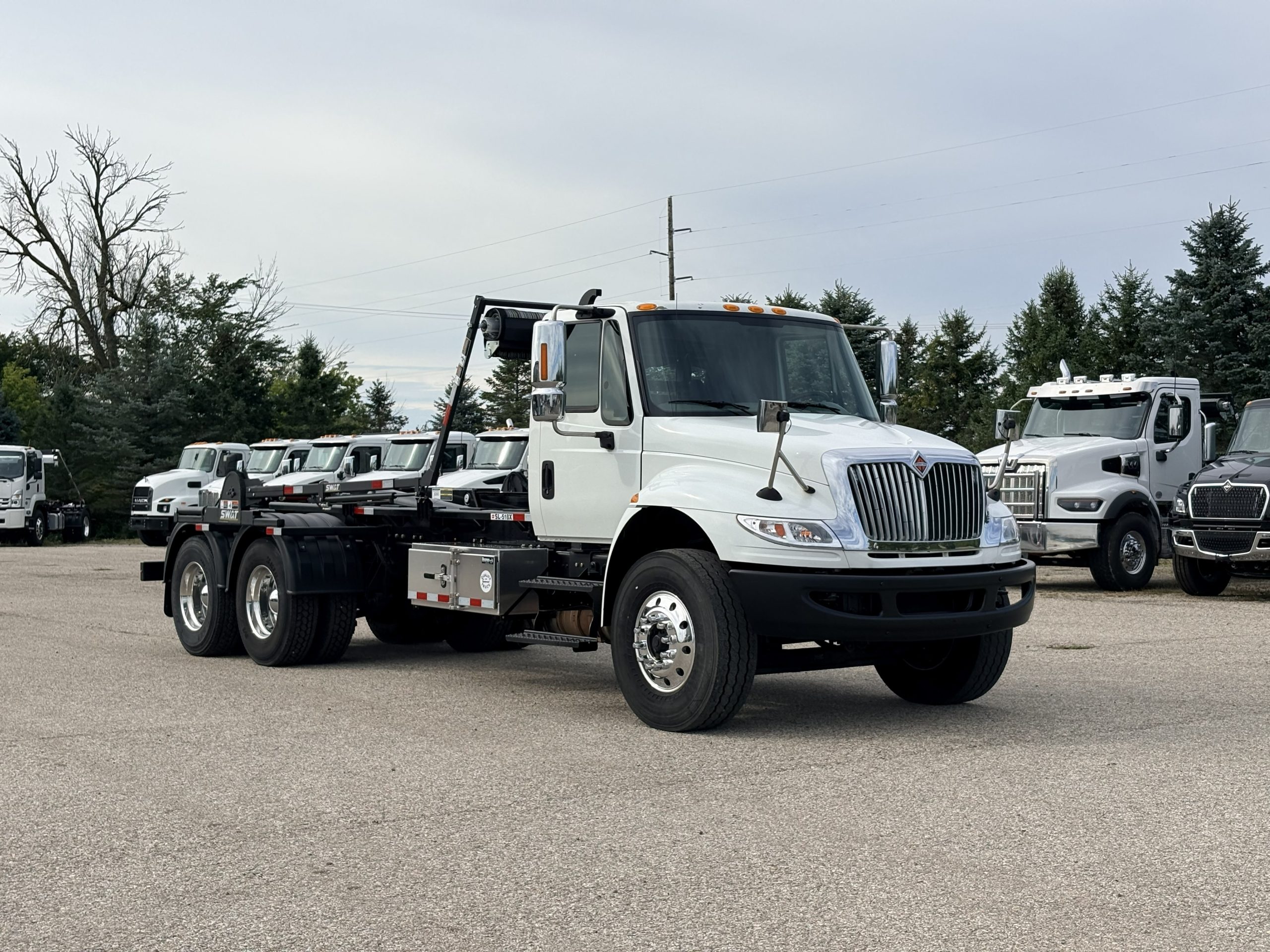 Used 2018 International 4400 Hooklift Truck USED 2018 International 4400 Hooklift Truck - image 1 of 6