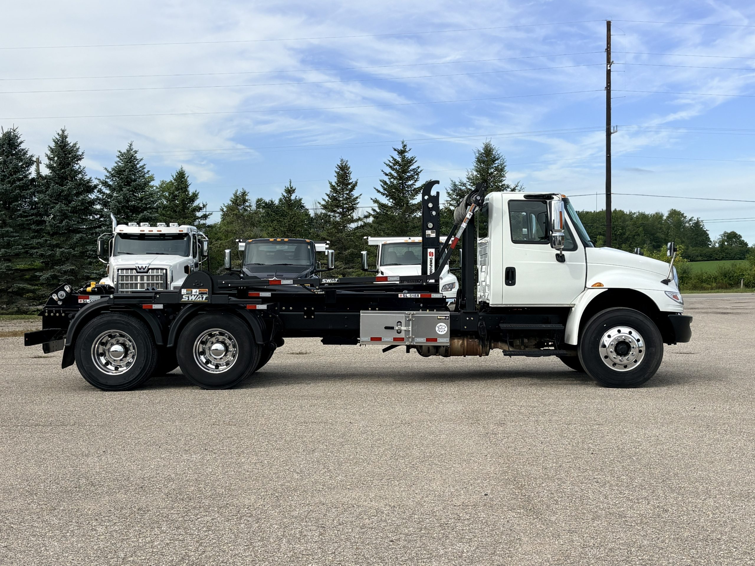 Used 2018 International 4400 Hooklift Truck USED 2018 International 4400 Hooklift Truck - image 4 of 6