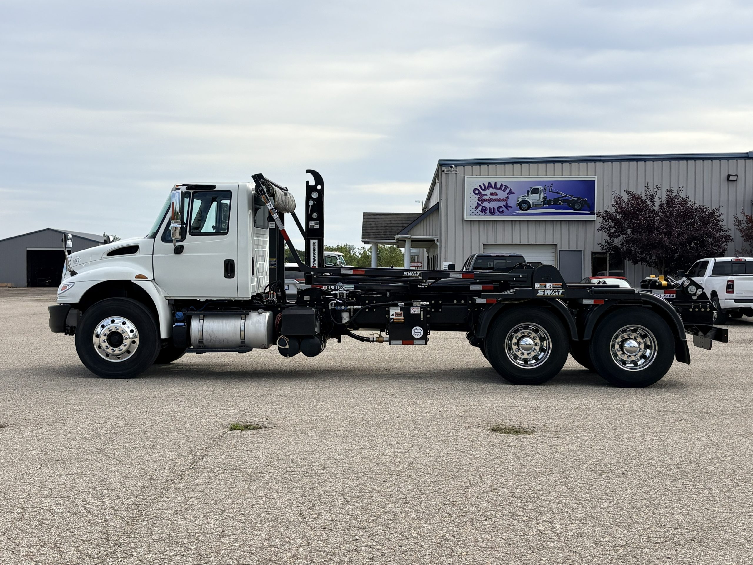 Used 2018 International 4400 Hooklift Truck USED 2018 International 4400 Hooklift Truck - image 5 of 6