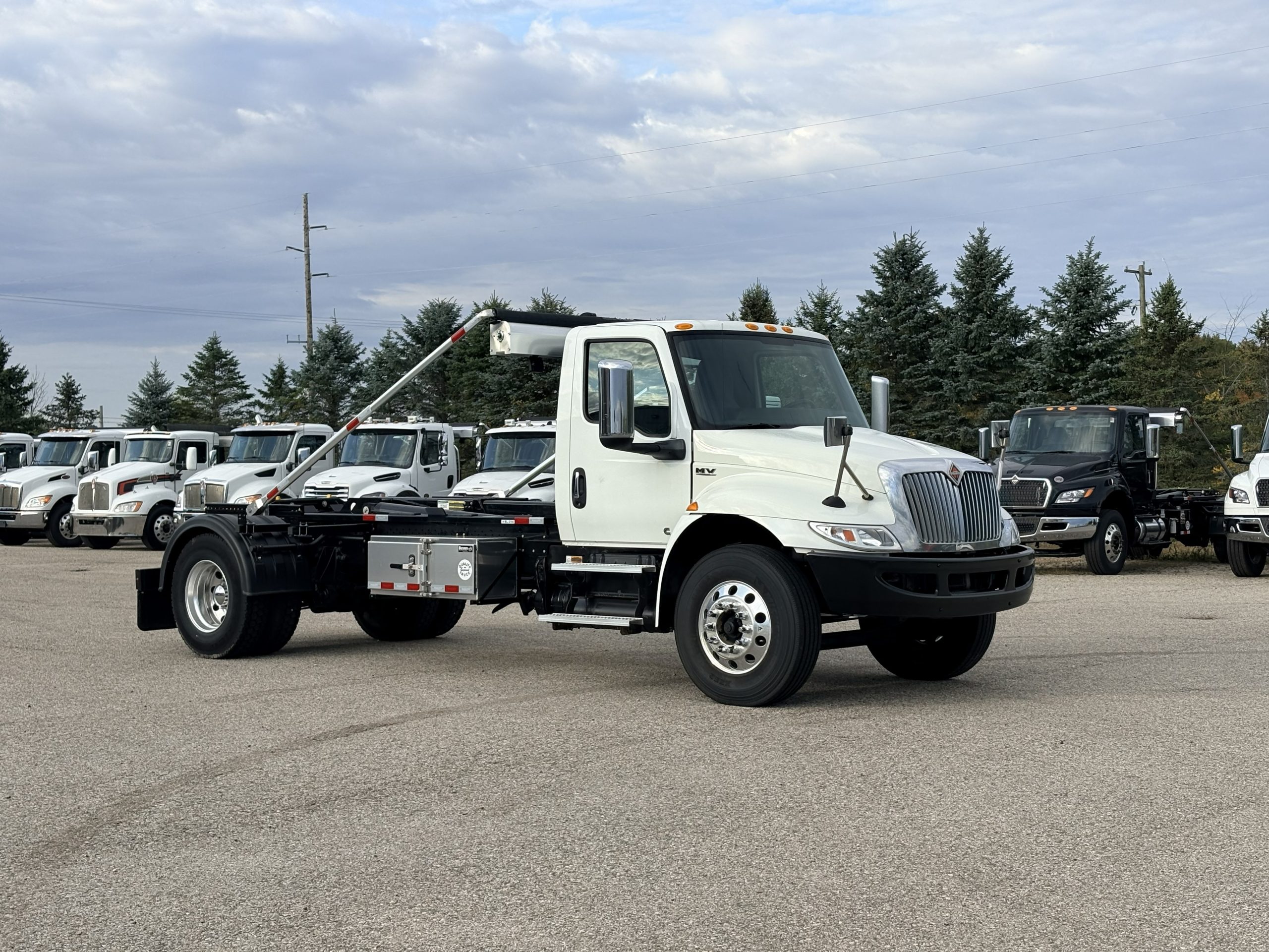 Used 2019 International Mv Hooklift Truck Used 2019 International MV Hooklift Truck - image 3 of 6