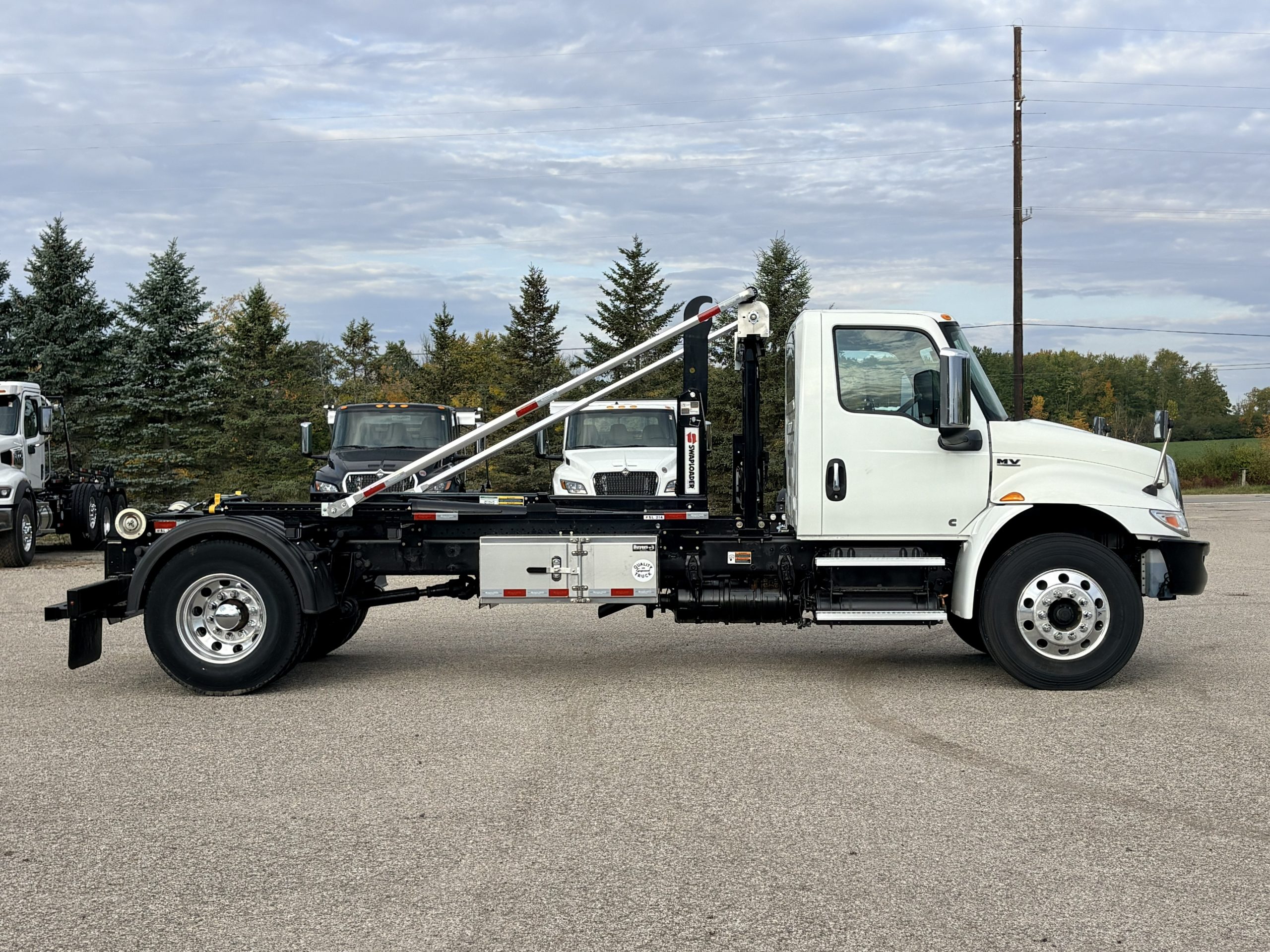 Used 2019 International Mv Hooklift Truck Used 2019 International MV Hooklift Truck - image 4 of 6