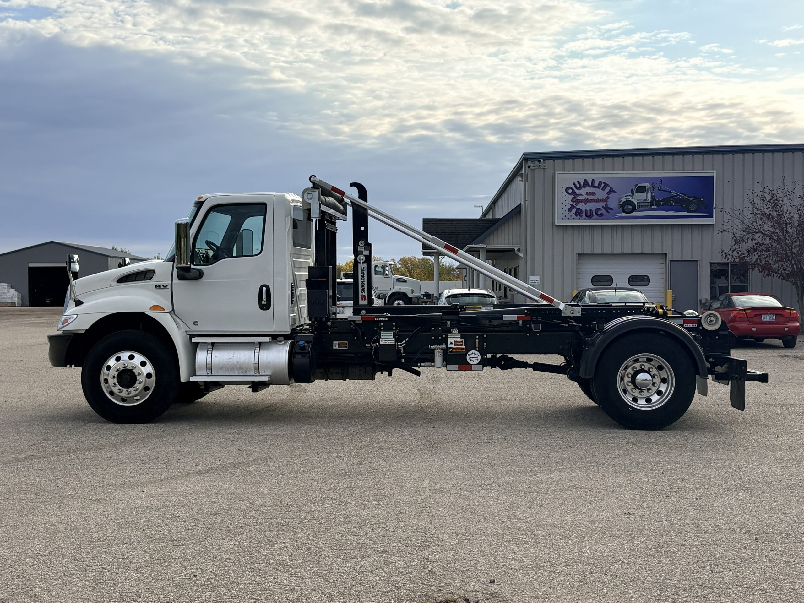 Used 2019 International Mv Hooklift Truck Used 2019 International MV Hooklift Truck - image 5 of 6