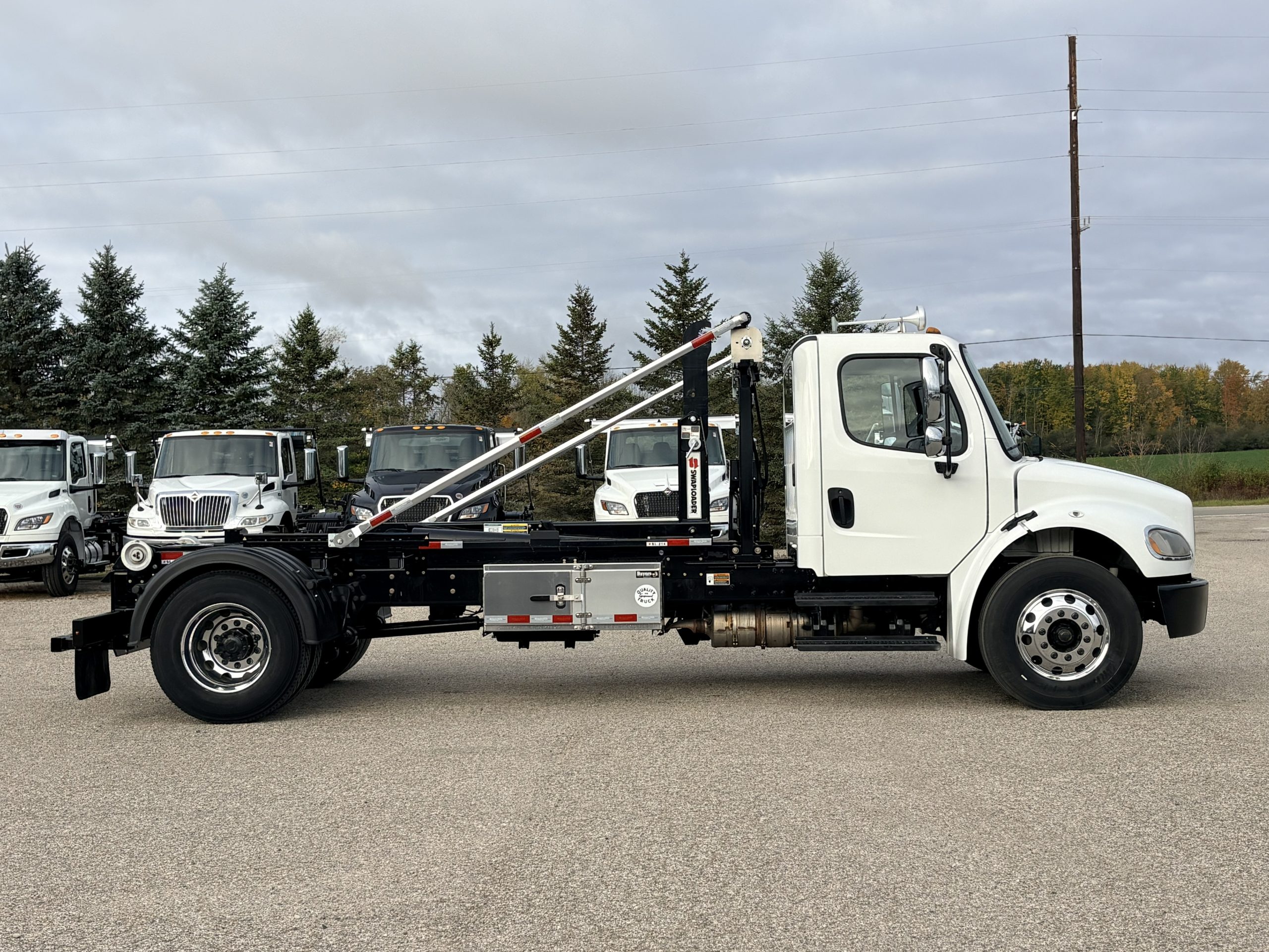 Used 2020 Freightliner M2 Hooklift Truck USED 2020 Freightliner M2 Hooklift Truck - image 4 of 6
