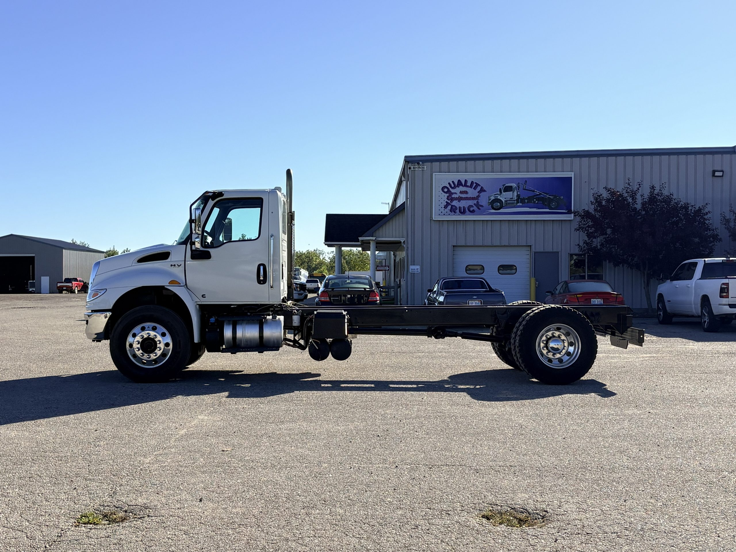 Used 2019 International Mv Hooklift Truck Used 2019 International MV Hooklift Truck - image 4 of 6