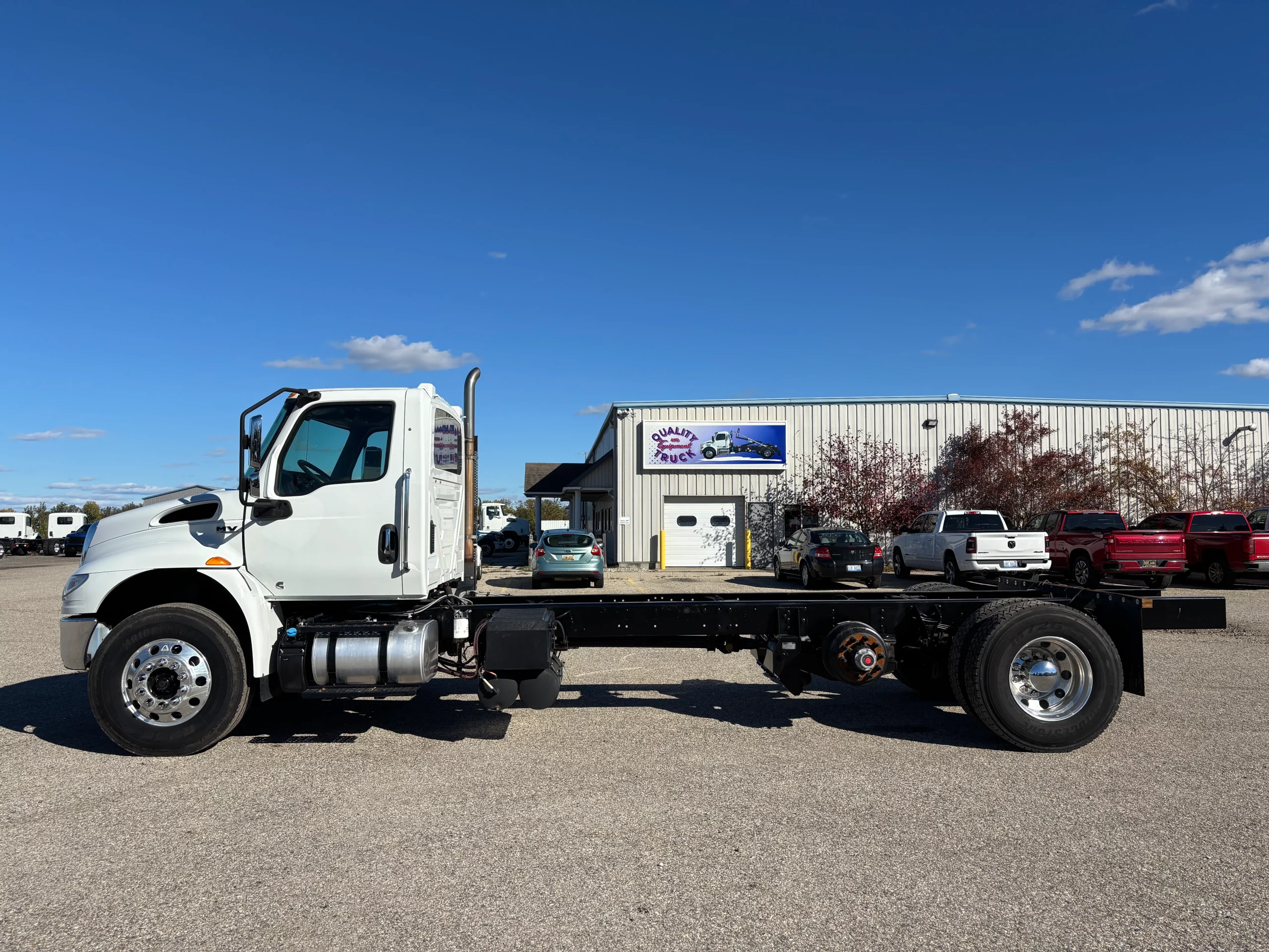 Used 2019 International Mv Hooklift Truck Used 2019 International MV Hooklift Truck - image 5 of 6