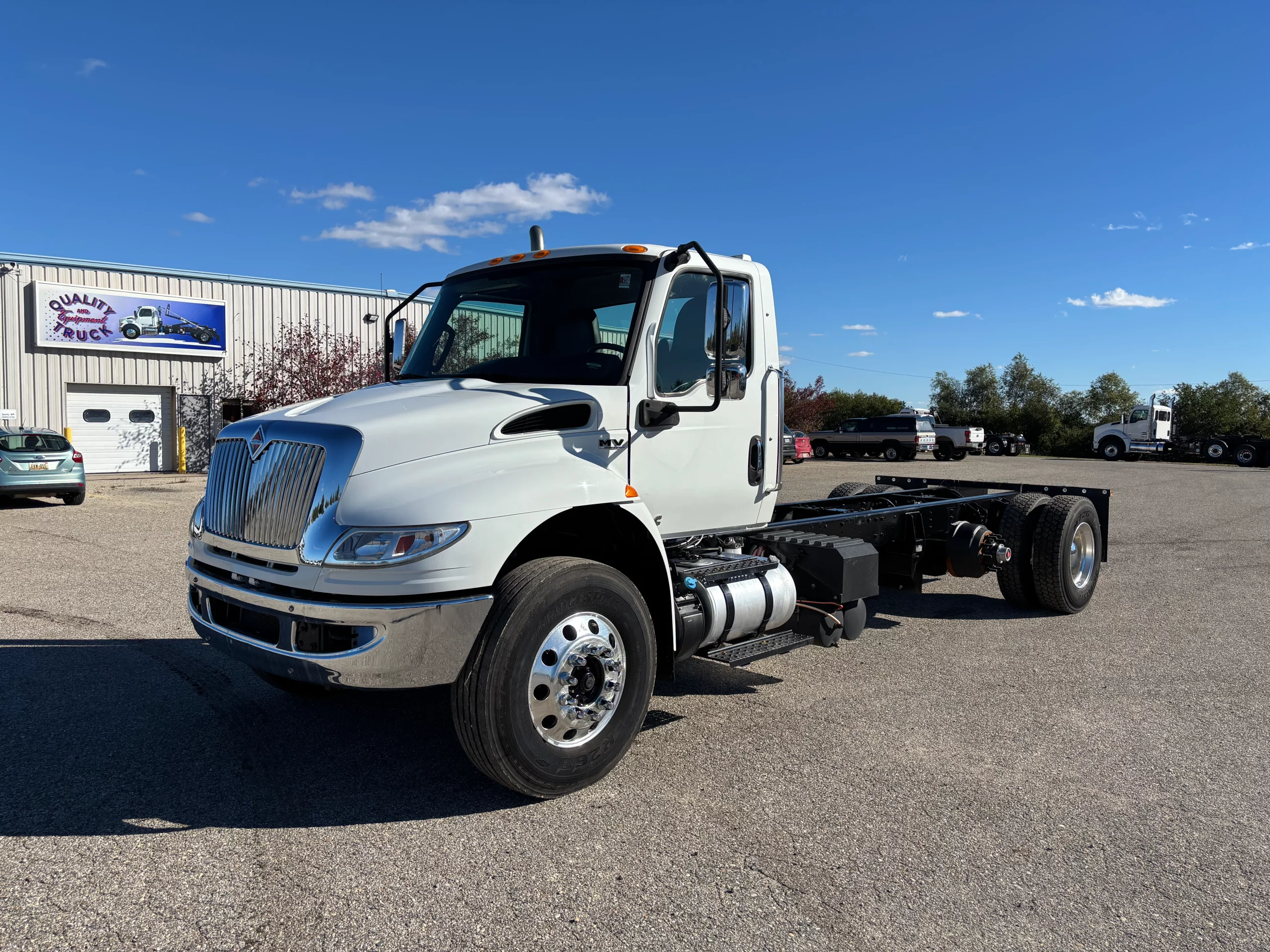Used 2019 International Mv Hooklift Truck Used 2019 International MV Hooklift Truck - image 3 of 6