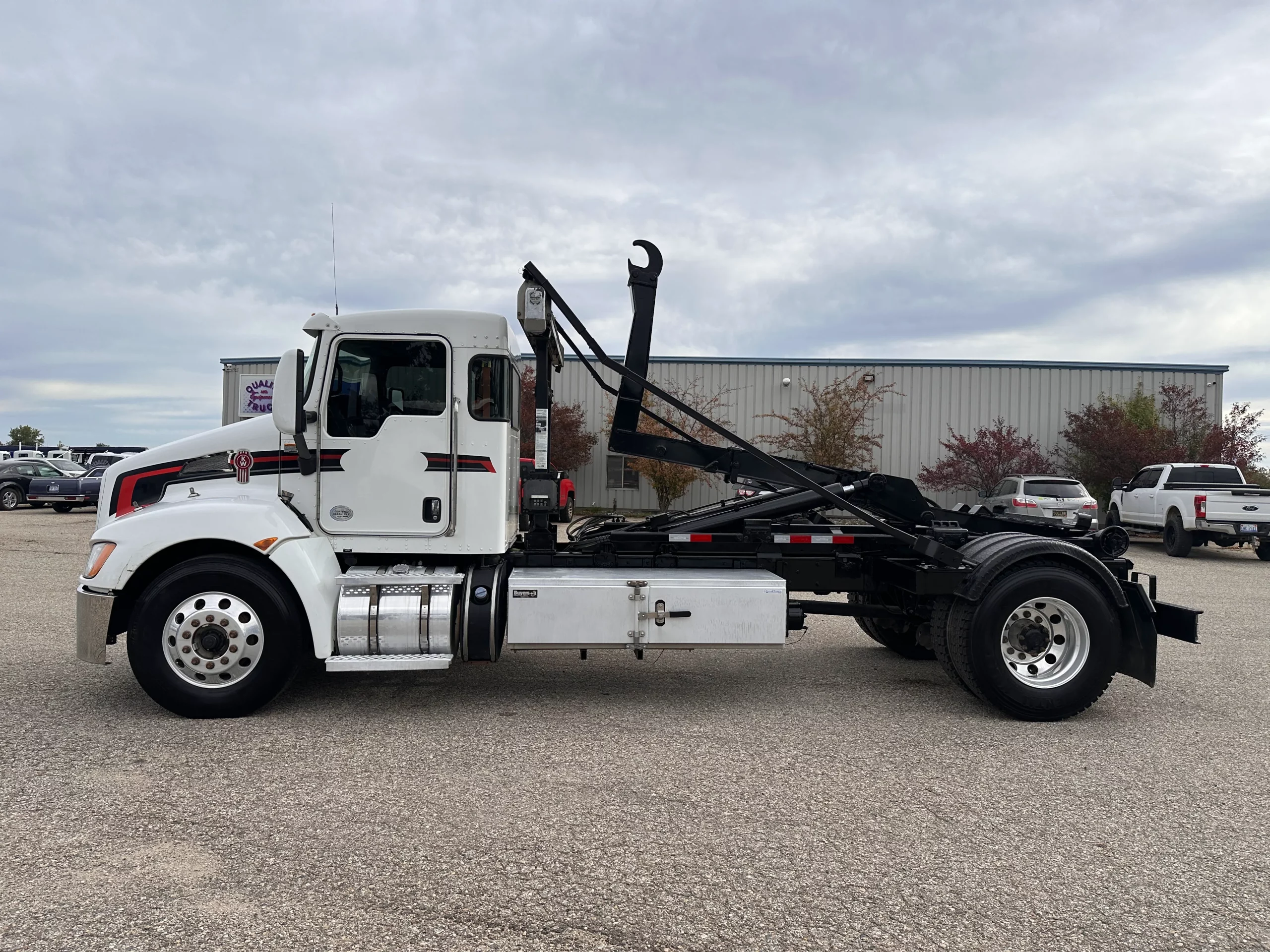 Used 2018 Kenworth T370 Hooklift Truck USED 2018 Kenworth T370 Hooklift Truck - image 5 of 6