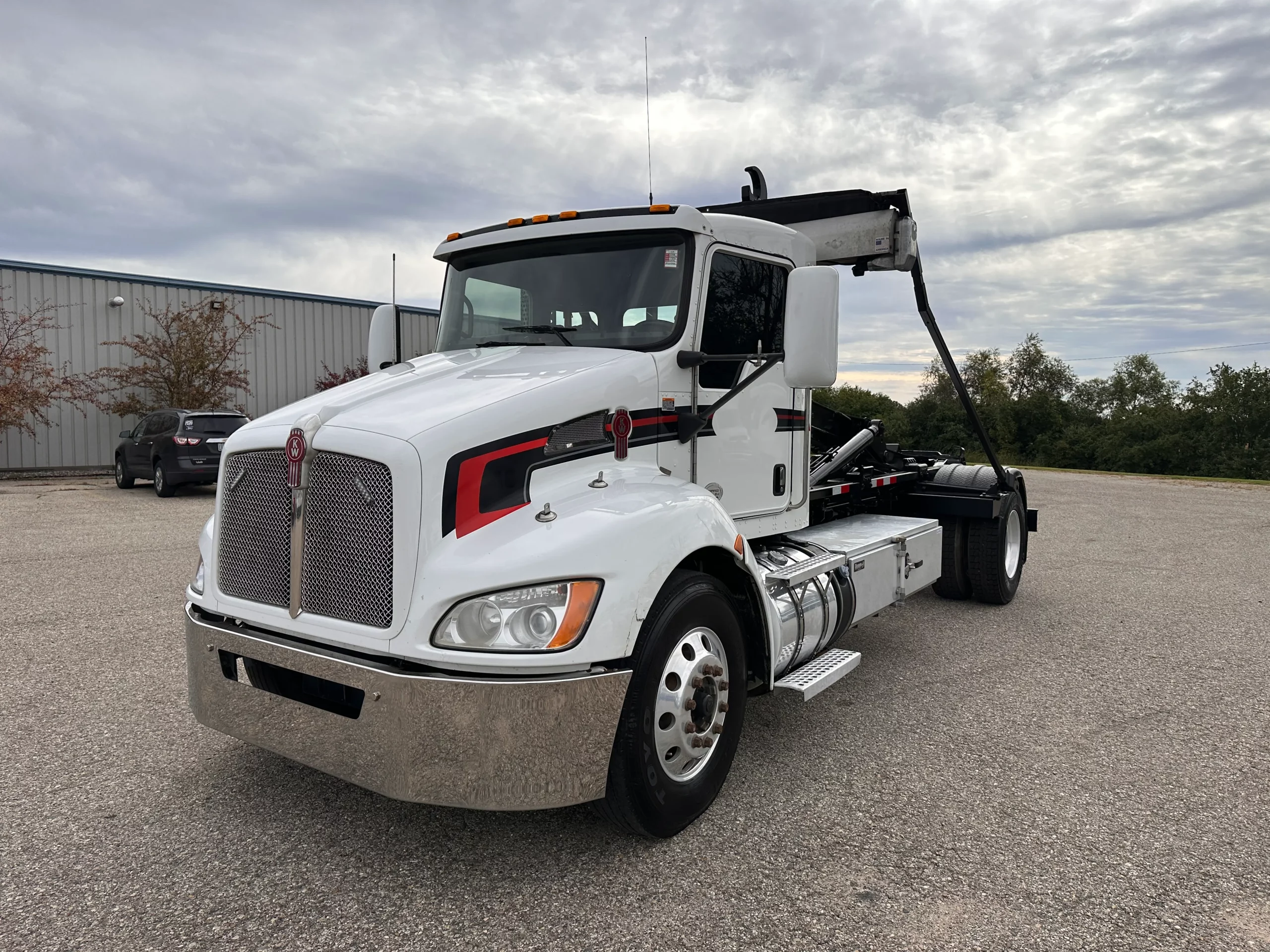Used 2018 Kenworth T370 Hooklift Truck USED 2018 Kenworth T370 Hooklift Truck - image 3 of 6