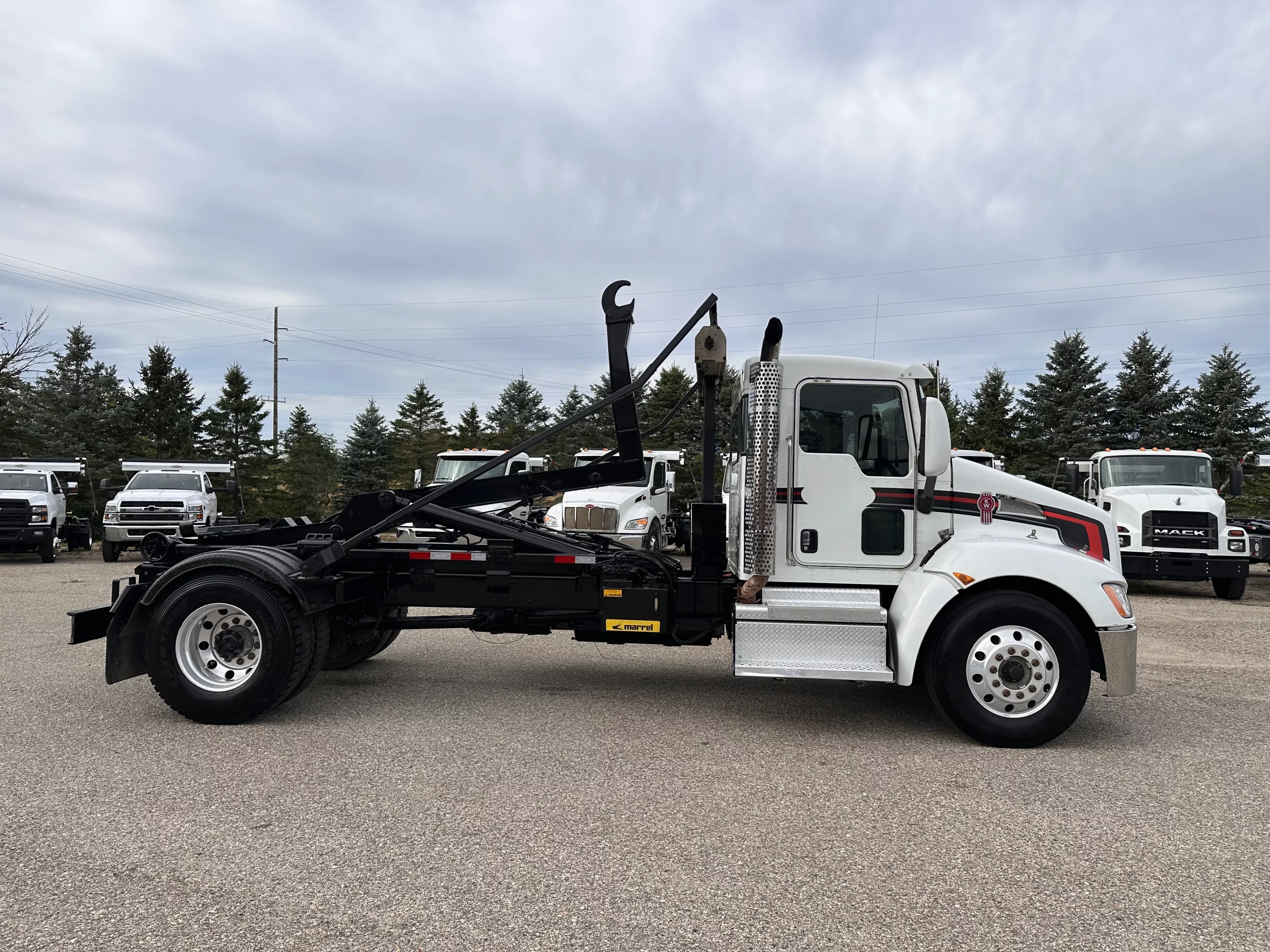 Used 2018 Kenworth T370 Hooklift Truck USED 2018 Kenworth T370 Hooklift Truck - image 4 of 6
