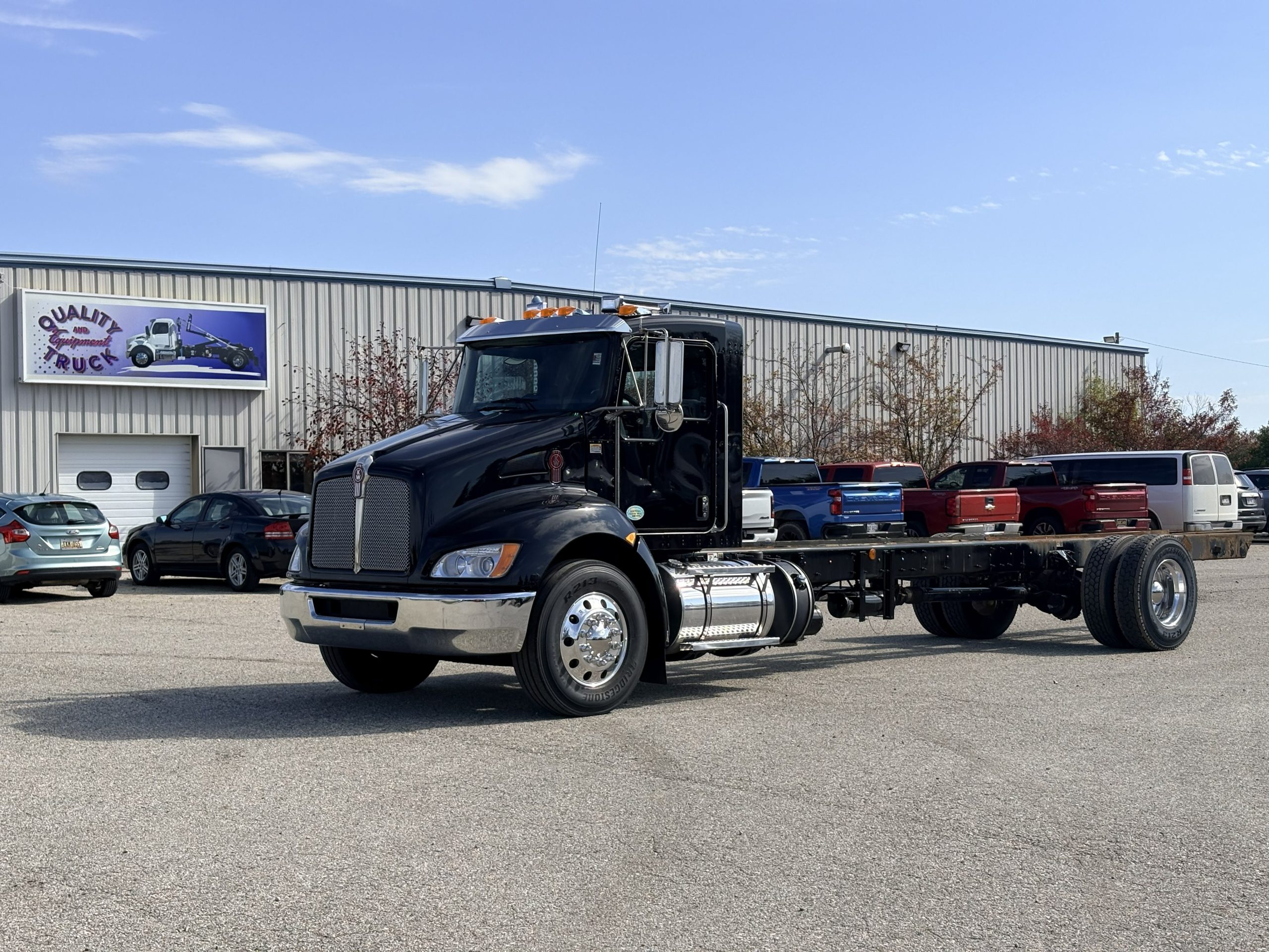 Used 2021 Kenworth T370 Hooklift Truck USED 2021 Kenworth T370 Hooklift Truck - image 3 of 6